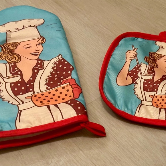 Vintage Oven Mitt & Pot Holder Set - Retro Woman Design, Heat Resistant, Decor - Picture 8 of 13